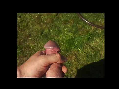 ❤️ Keçika germ di bexçeyek havînê de pisîka xwe ya pembe diqelişe û bi şuştinê dixe. ️ Porno li me ❌️