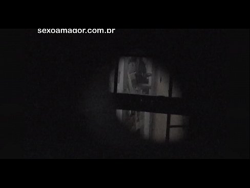 ❤️ Blondie bi dizî ji hêla dengbêjek taxê ve ku li pişt kerpîçên vala veşartiye, vîdyoyek tê kişandin ️ Porno li me ❌️